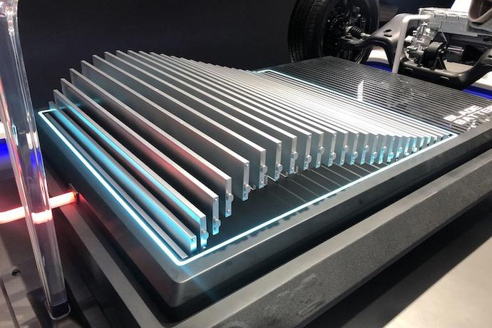 能打3個(gè)三元鋰？磷酸鐵鋰電池不止“墻內(nèi)開(kāi)花墻內(nèi)香”