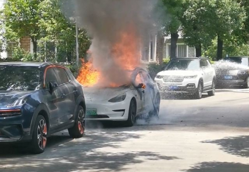 廣州一特斯拉疑似“自燃”：還燒毀旁邊寶馬7系！緊急回應(yīng)來(lái)了