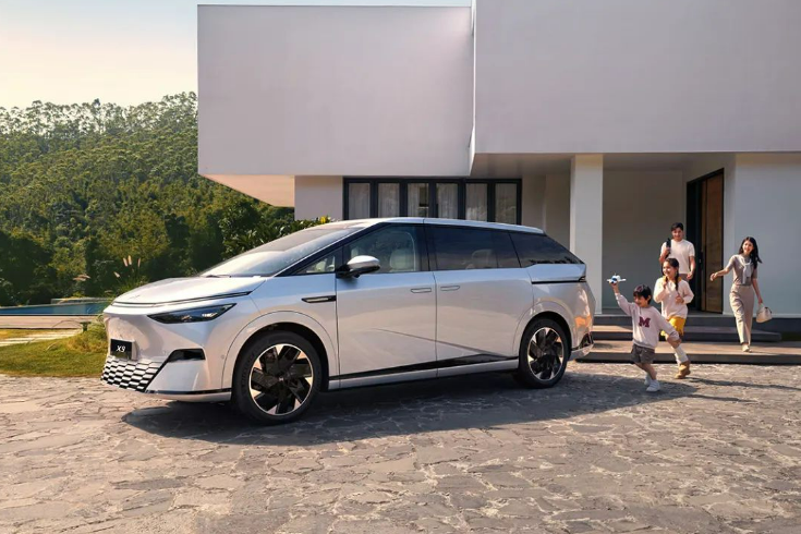 三大造車(chē)新勢(shì)力2023年財(cái)報(bào)：現(xiàn)金儲(chǔ)備近2067億 兩家毛利率降至個(gè)位數(shù)