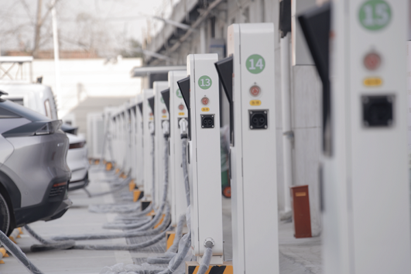 全國充電基礎(chǔ)設(shè)施累計(jì)數(shù)量已超1060萬臺(tái) 換電站達(dá)3817座