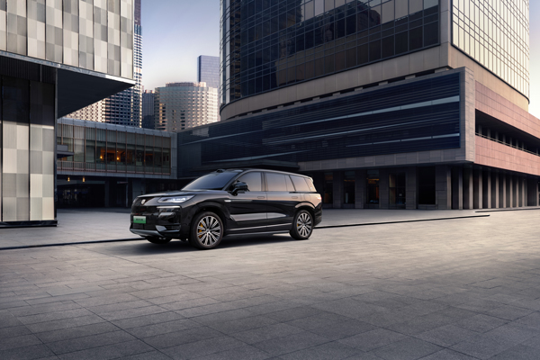 第1萬輛騰勢N9交付！比亞迪集團總裁王傳福為優(yōu)必選創(chuàng)始人周劍交車