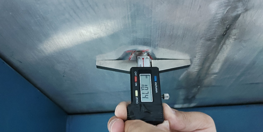 底部撞擊坑深10.74毫米，電池系統(tǒng)無(wú)泄漏、起火或爆炸。