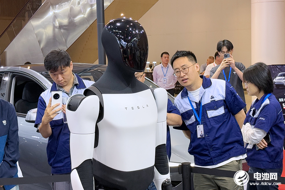 特斯拉人形機(jī)器人