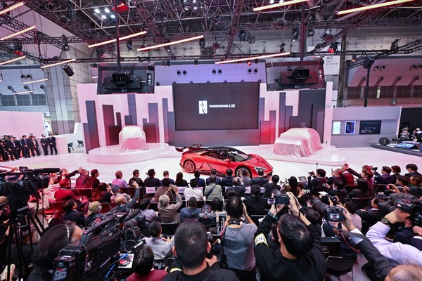 駛?cè)隟-Car腹地！比亞迪定制車型或?qū)⒏膶懭毡拒囀懈窬? style=