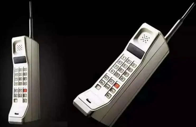 搭載圓柱鎳鎘電池的世界第一款移動手機(jī)——摩托羅拉DynaTAC 8000X