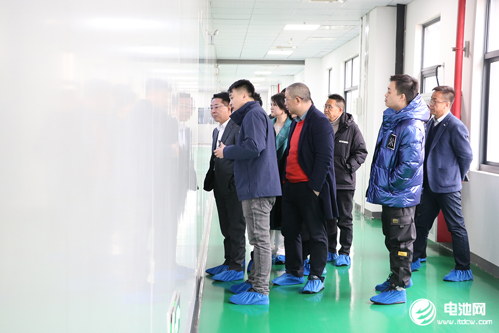 中國電池新能源產(chǎn)業(yè)鏈調(diào)研團一行參觀考察江蘇衛(wèi)藍(lán)新能源
