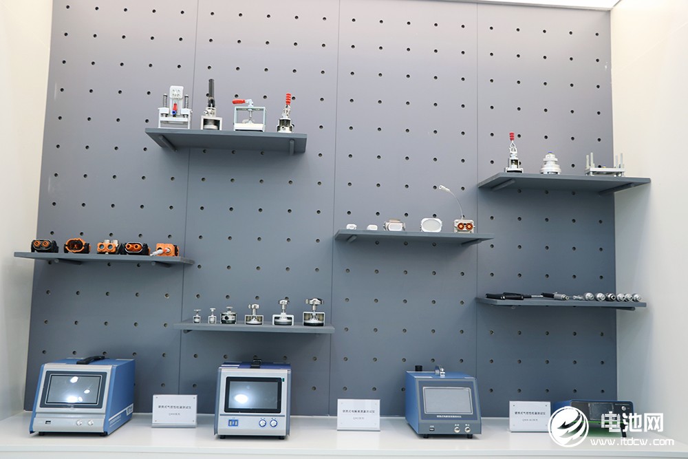 中國電池新能源產(chǎn)業(yè)鏈調(diào)研團一行參觀考察固恒能源