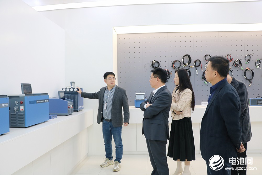 中國電池新能源產(chǎn)業(yè)鏈調(diào)研團一行參觀考察固恒能源