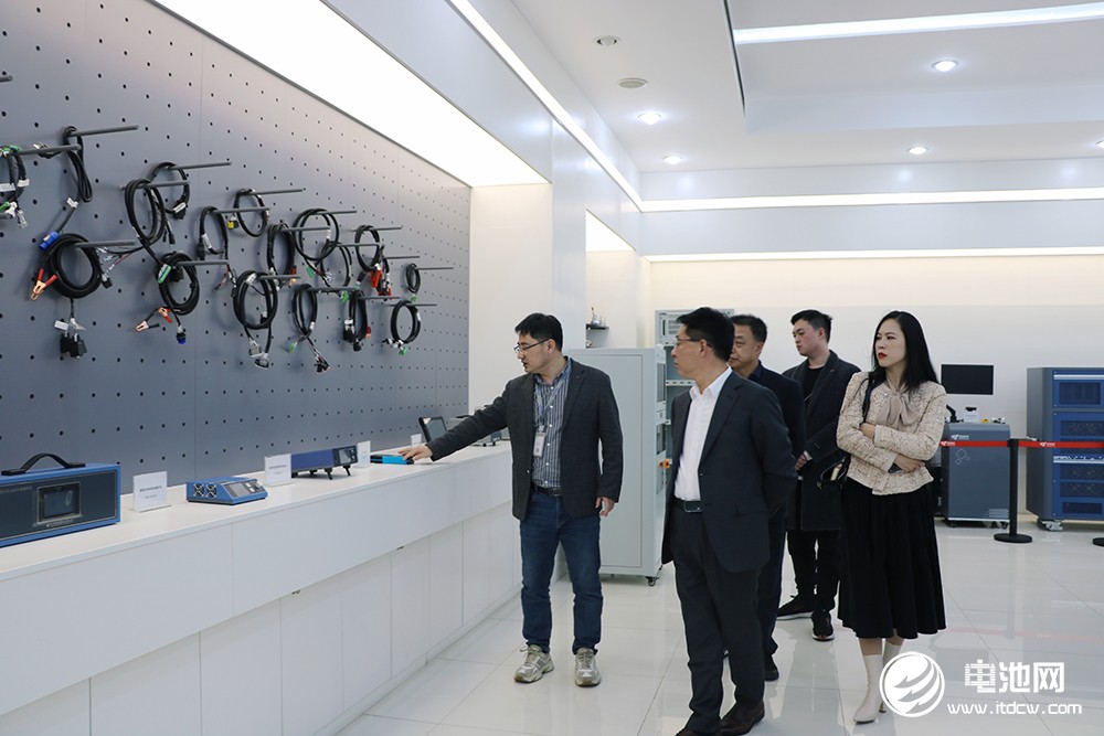 中國電池新能源產(chǎn)業(yè)鏈調(diào)研團一行參觀考察固恒能源