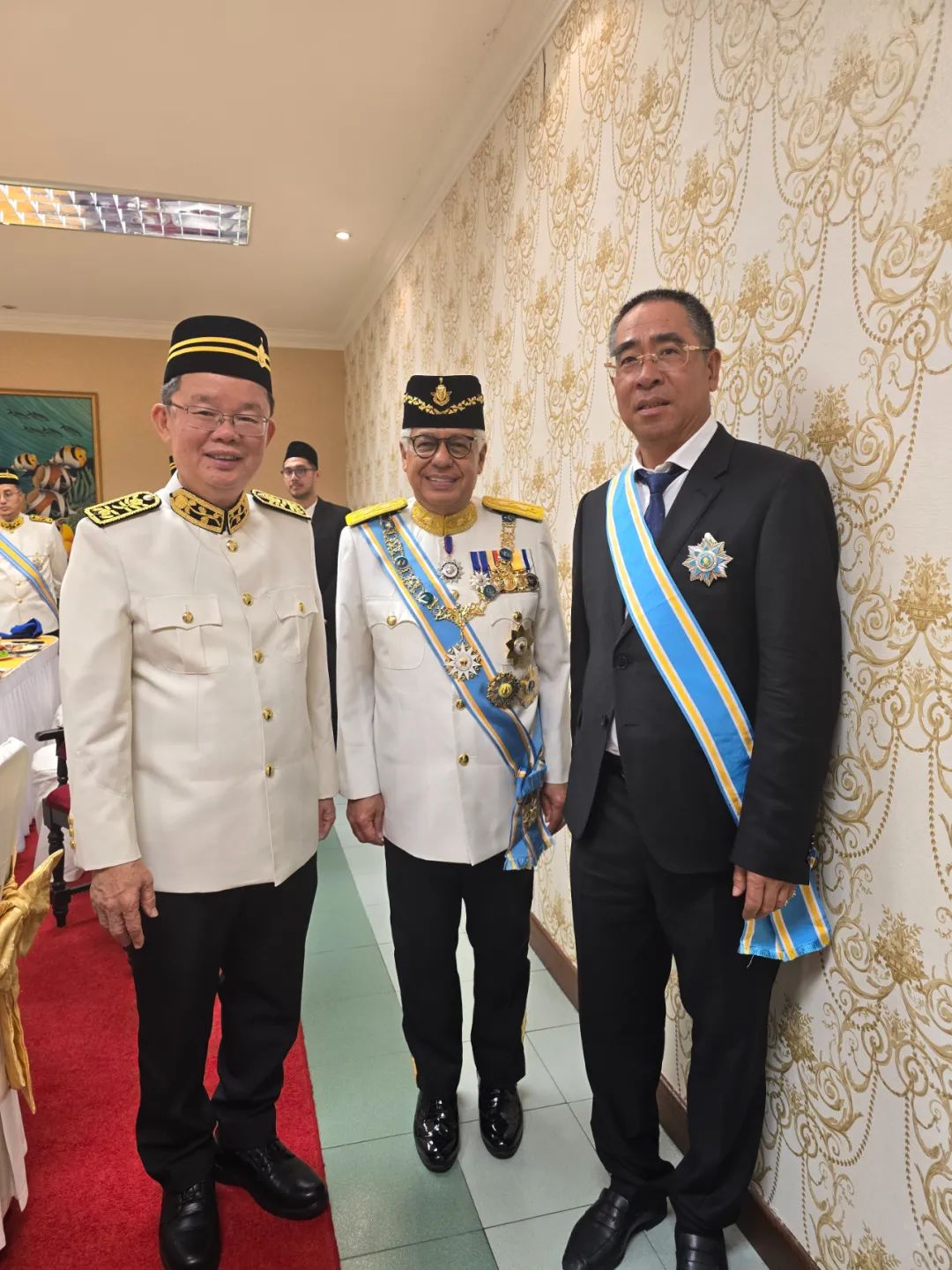 （中間為檳城州元首阿末弗茲，左側(cè)為檳城州首席部長曹觀友，右側(cè)為星源材質(zhì)董事長陳秀峰）