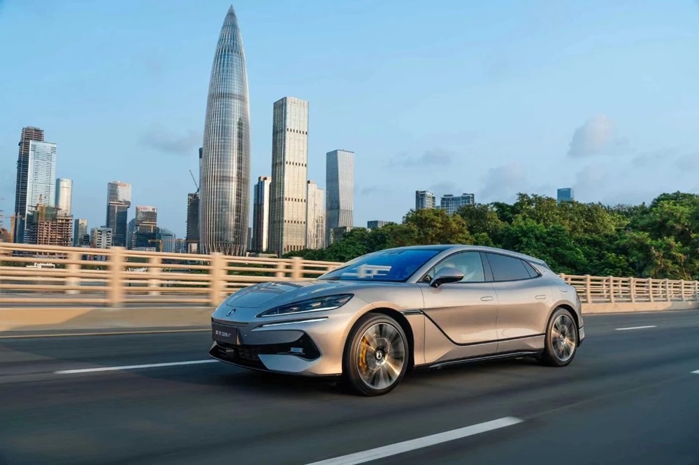 前三季度我國新能源車產(chǎn)銷雙雙突破1120萬輛 出口近176萬輛