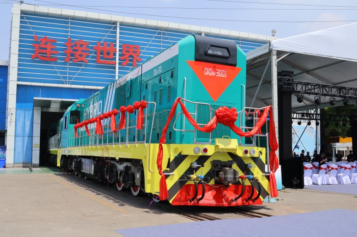 搭載磷酸鐵鋰動力電池！我國系列化標(biāo)準(zhǔn)新能源機(jī)車產(chǎn)品首次出口海外